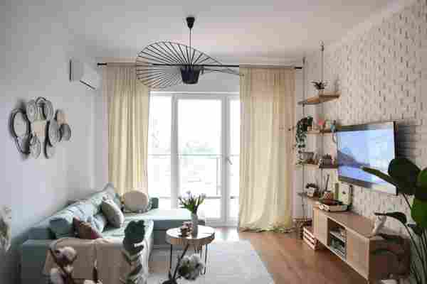 Verdele mentă se leagă perfect cu stilul boho din acest apartament amenajat cu 15.000 euro