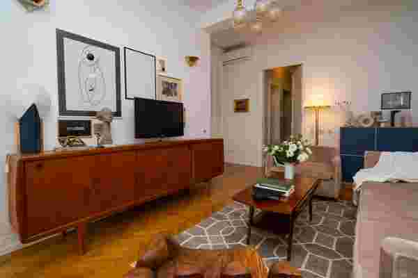 VIDEO Mix&match: mobilă vintage și multe piese recondiționate, într-un apartament din Cotroceni