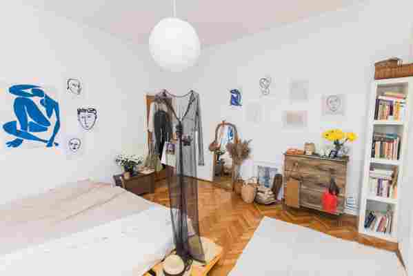 VIDEO Showroom de modă și spațiu de locuit într-un apartament diafan din Piața Romană