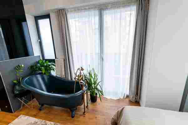 Un cuplu din Târgu Mureș a pus cadă în dormitor și a făcut aproape toată mobila din apartament pe comandă