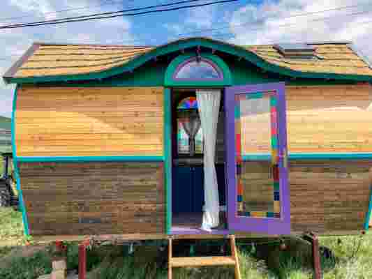 Businessul românesc de la care poți cumpăra tiny houses cu pereți din sticlă sau cu acoperiș ca în Bucovina