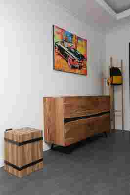 Tapet 3D, mobilier negru și finisaje de lux într-un apartament de patru camere din zona Lacul Tei