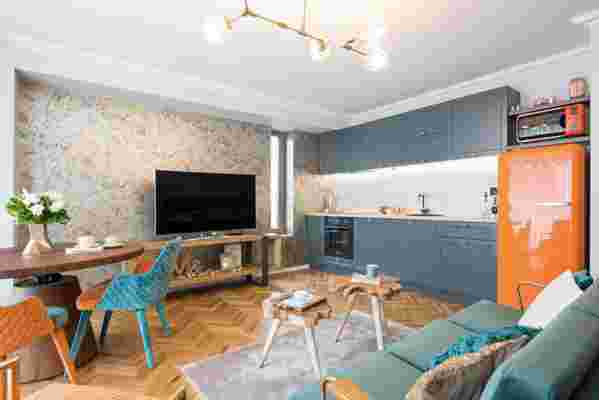 Lift cu acces în casă, tapet și mix de stiluri într-un apartament din Victoriei